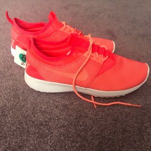 Women’s NWT size 8 Nike Sneakers